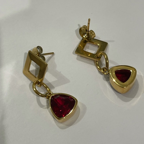Ruby red gemstone dangle gold earrings - Picture 4 of 4